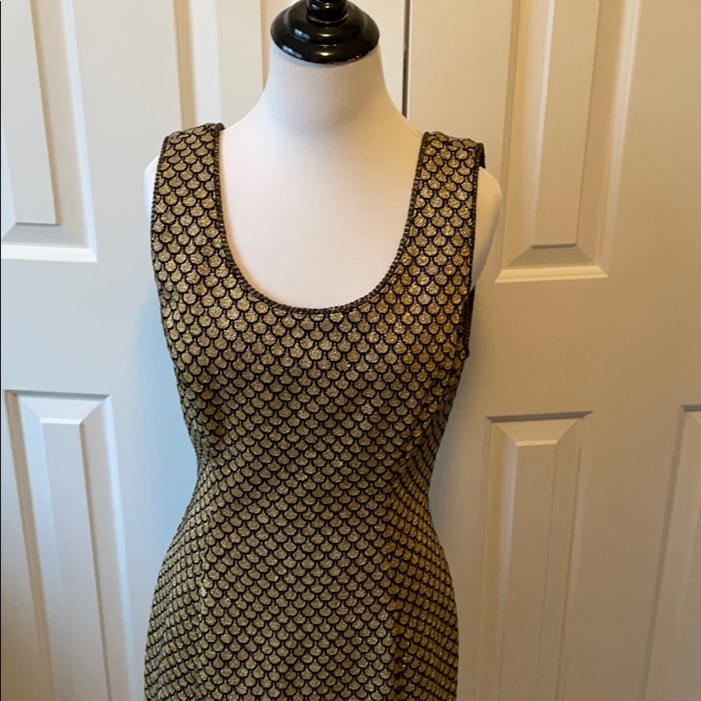 Adrienne Vittadini Black & Gold Scallop Jacquard Sleeveless Sheath